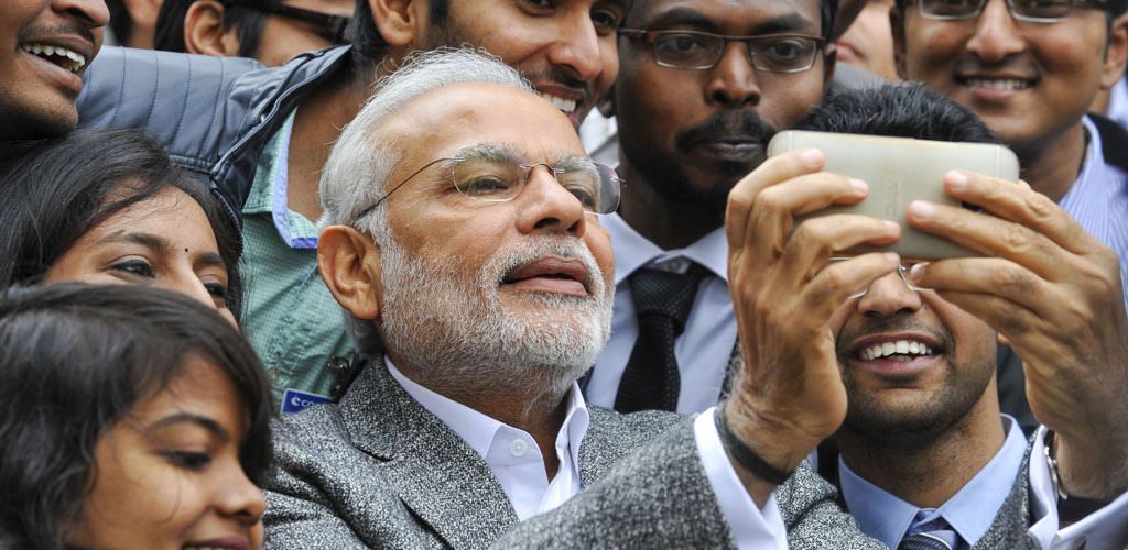 narendra modi taking selfie